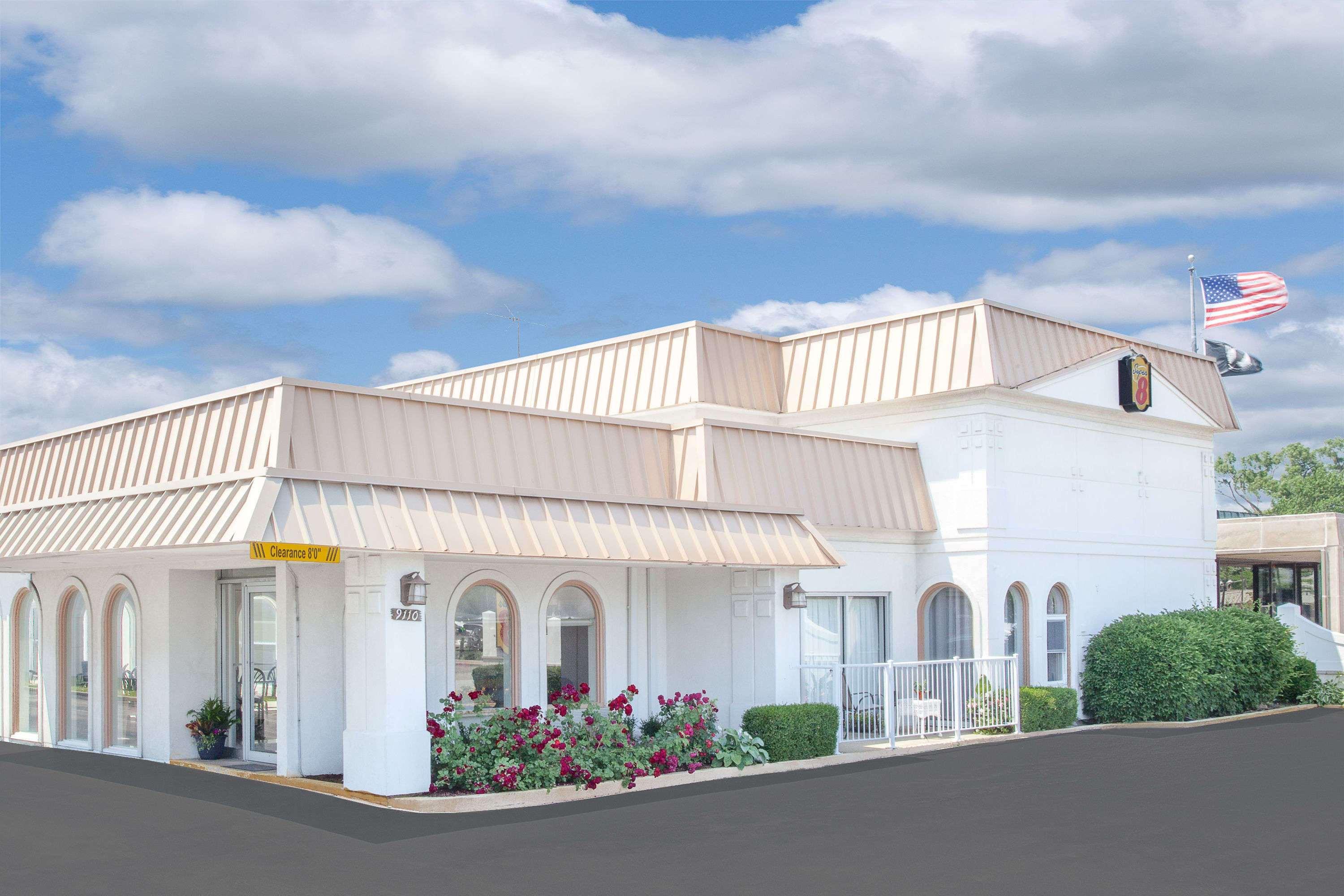Super 8 By Wyndham Morton Grove/Chicago Hotel Exterior photo